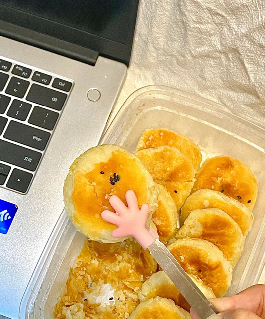 Snack Tongs for Chips – Pink Hand Grabber